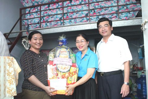Lãnh đạo Sở GD&ĐT TP Cần Thơ thăm hỏi giáo viên, nhân viên dịp Tết
