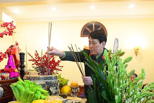 Đại tướng Lương Cường dâng hương, tưởng nhớ cố Tổng Bí thư Lê Khả Phiêu