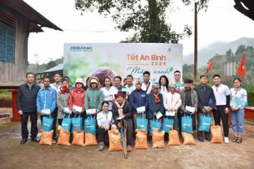 Tết An Bình 2024: ABBANK gây quỹ tài trợ 50.000 cây gỗ cho người dân Quảng Bình