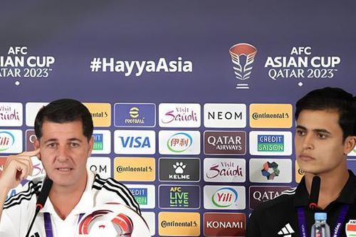 Phóng viên Iraq bỏ họp báo, xông lên đánh HLV đội nhà