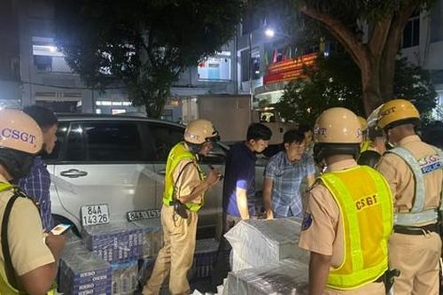 Bỏ lại ô tô và hơn 10.000 bao thuốc lá lậu, tài xế leo tường tháo chạy khi gặp CSGT