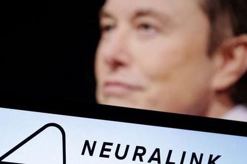 Công ty của tỷ phú Elon Musk lần đầu tiên cấy chip vào não người
