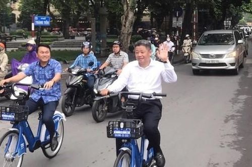 Phân luồng giao thông trên tuyến đường có làn xe đạp đầu tiên tại Hà Nội