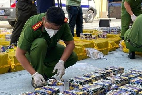 Phá đường dây vận chuyển, buôn bán, tàng trữ hơn 1 tấn pháo nổ ở TPHCM