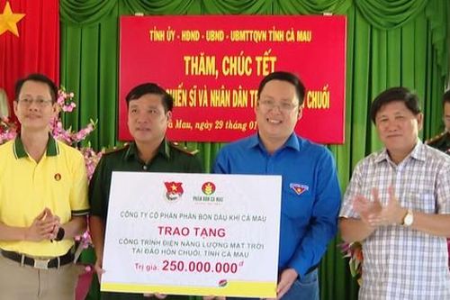 Tuổi trẻ Cà Mau mang điện mặt trời tới đảo Hòn Chuối