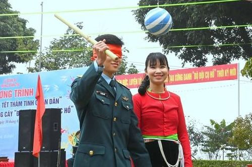 Chiến sĩ tên lửa và đoàn viên tỉnh Hòa Bình vui Xuân canh trời