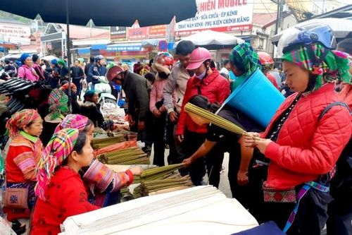 Nhộn nhịp chợ phiên ngày giáp Tết ở Cốc Pài