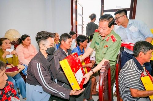 Đoàn Đại biểu Quốc hội TP Cần Thơ tặng quà Tết cho công nhân, hộ nghèo