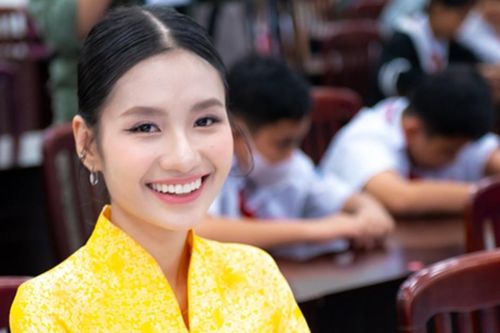 Hoa hậu Thanh Hà tặng quà Tết cho trẻ em mồ côi vì Covid-19