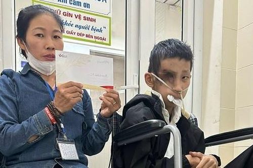 Trao hơn 70 triệu đồng đến hai nam sinh bị ung thư