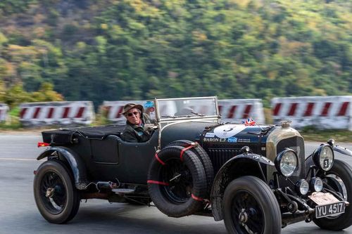 Xe cổ triệu đô Bentley 96 tuổi của vợ chồng già người Anh đang ghé thăm Việt Nam