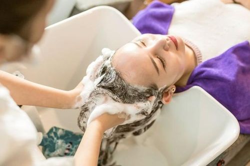 Bất chấp rét đậm, những người này vẫn phải gội đầu hàng ngày