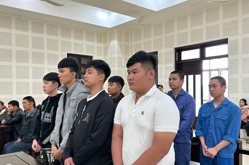 Xét xử nhóm đối tượng thanh thiếu niên mang hung khí đi tham gia hỗn chiến