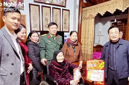 Trao quà cho đảng viên cao tuổi tại huyện Nghĩa Đàn nhân ngày thành lập Đảng 3/2