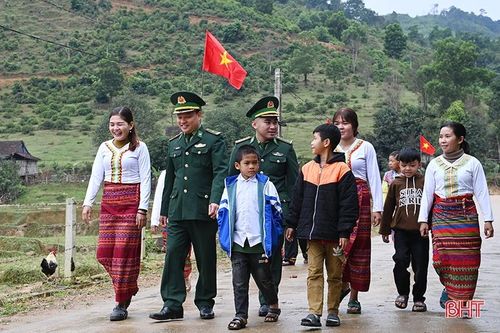Đồng bào biên giới vui 'Xuân biên phòng ấm lòng dân bản'