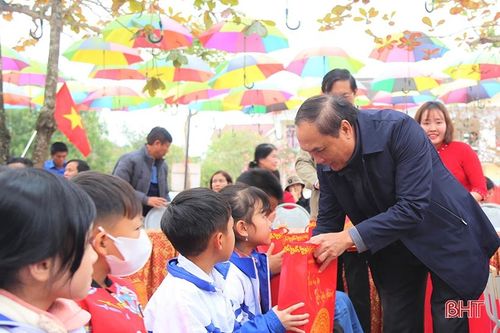 Tặng quà tết cho học sinh nghèo, người lao động, gia đình có công