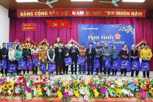 Nhiều suất quà 'Ấm tình mùa xuân' đến với các hoàn cảnh khó khăn