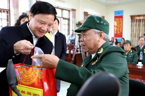 Phó Chủ tịch Quốc hội Nguyễn Khắc Định thăm, tặng quà Tết tại Thái Bình