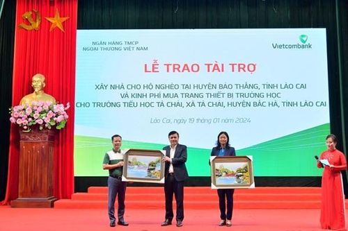 Vietcombank tài trợ 500 triệu đồng xây nhà cho người nghèo và kinh phí mua thiết bị trường học tại Lào Cai
