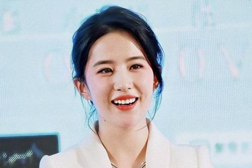 Lưu Diệc Phi bất ngờ công khai con gái sau thời gian dài giữ bí mật