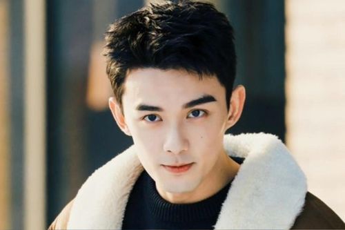 Ngô Lỗi tay trong tay, tỏ tình với bạn gái kém tuổi trước bàn dân thiên hạ