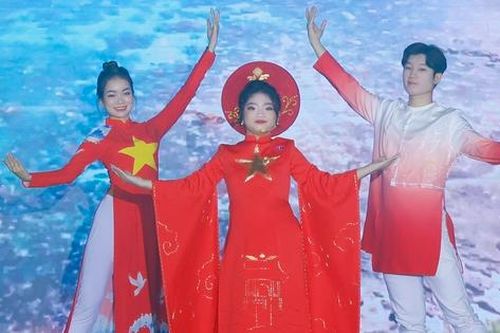 Bé gái lớp 4 ở Hà Nội giành Quán quân Mẫu ảnh nhí Việt Nam 2023