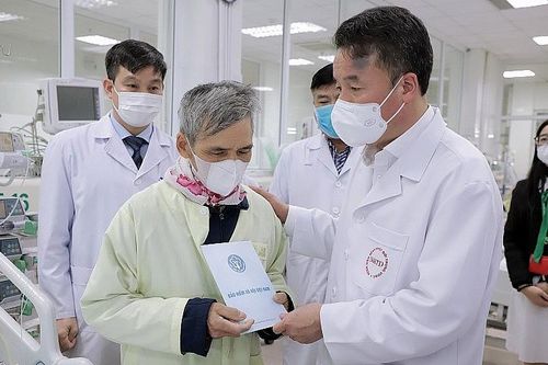 BHXH Việt Nam: Tiếp nối hành trình mang 'Tết ấm' tới bệnh nhân nghèo