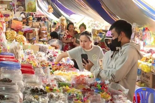 TP. Hồ Chí Minh: Sức mua hàng Tết tăng dần
