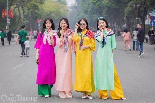 Hà Nội: Dịch vụ cho thuê áo dài 'ăn nên làm ra' ngày cận Tết