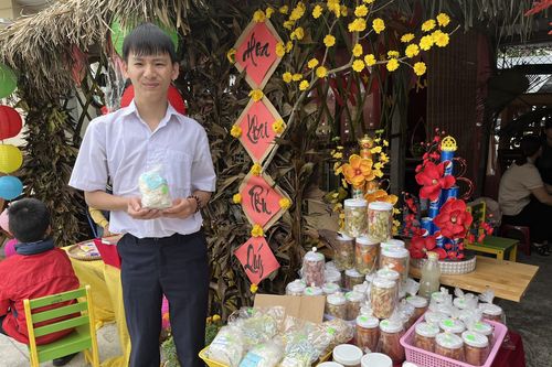 Ấm áp 10 gian hàng yêu thương của học sinh khuyết tật ở Phú Yên