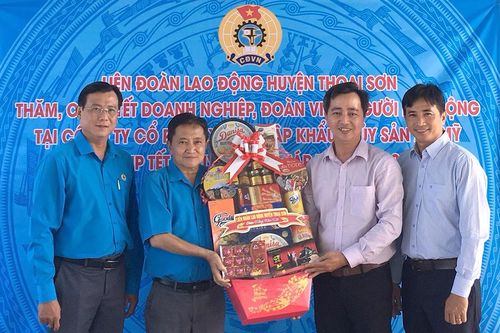 Thường trực Liên đoàn Lao động tỉnh An Giang thăm, chúc Tết doanh nghiệp và đoàn viên - con đoàn viên, nhân dịp Xuân Giáp Thìn 2024