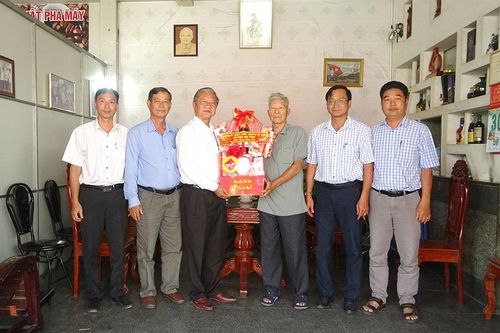 Bí thư Huyện ủy Tri Tôn chúc Tết nguyên lãnh đạo huyện