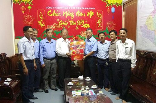Bí thư Huyện ủy Tri Tôn chúc Tết 2 công ty khai thác đá