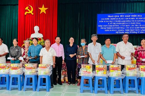 Hơn 150 phần quà cho gia đình chính sách, hộ cận nghèo, khó khăn ở phường Mỹ Xuyên