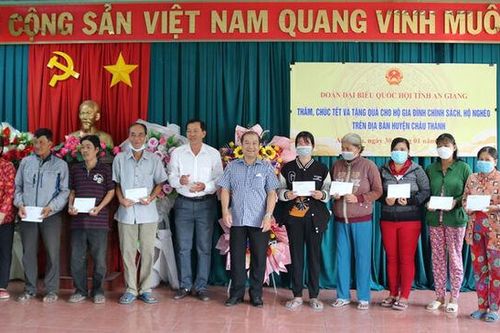 Đoàn Đại biểu Quốc hội tỉnh An Giang tặng quà các gia đình chính, hộ nghèo tiêu biểu ở Châu Thành