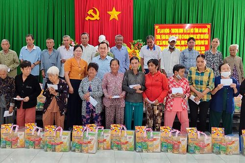 Sở Lao động -Thương binh và Xã hội tỉnh An Giang thăm, tặng quà Tết cho trẻ em và hộ nghèo ở Phú Tân