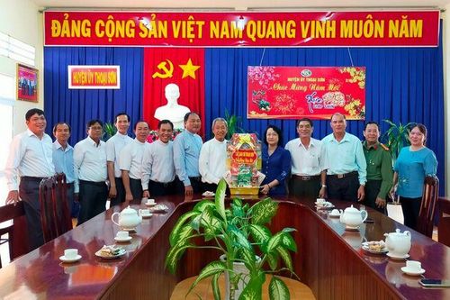 Đoàn linh mục các giáo xứ chúc Tết UBND huyện Thoại Sơn
