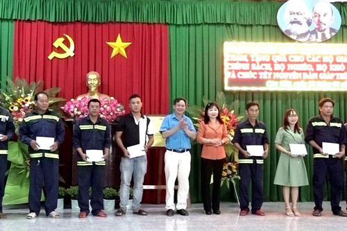 Tặng 50 suất quà Tết cho công nhân, người lao động Chợ Mới