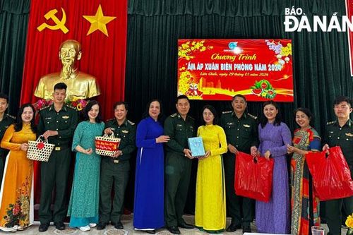 Thăm, tặng bánh chưng cho các chiến sĩ biên phòng