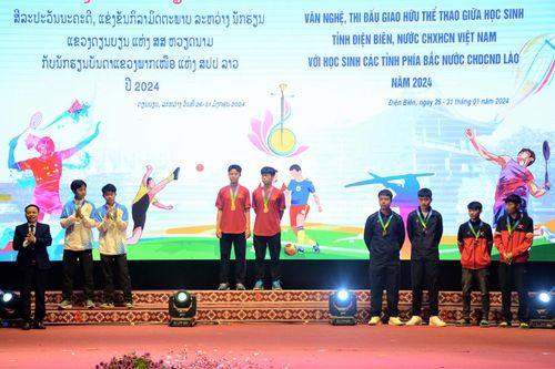 Trao 37 giải thể thao giao hữu giữa học sinh Điện Biên và 6 tỉnh Bắc Lào