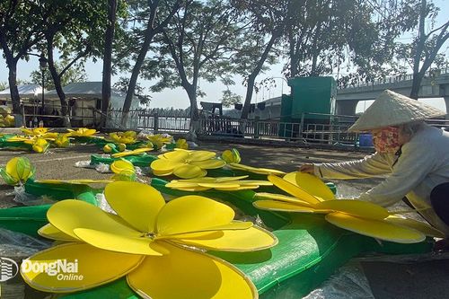 Khẩn trương thi công đường hoa tết