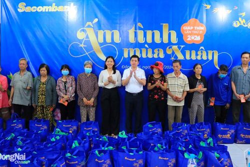 Sacombank chi nhánh Đồng Nai trao quà Xuân cho người nghèo