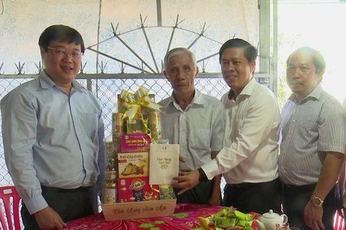 Bí thư Tỉnh ủy thăm, tặng quà tết cho thương binh Dương Văn Khể