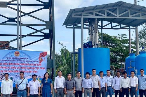 Người dân buôn Ia Rpua phấn khởi khi có nước sạch sinh hoạt