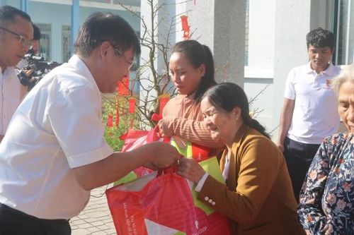 Nhóm đỡ đầu xã Khánh Đông tặng quà Tết hộ chính sách, hộ khó khăn