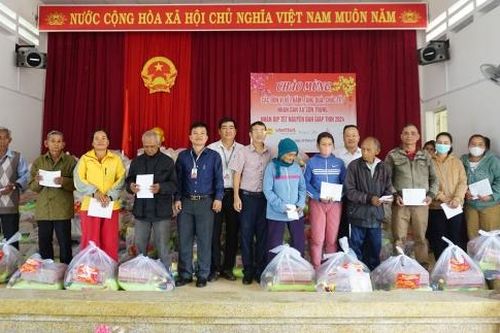 Các đơn vị giúp đỡ xã Sơn Trung trao 561 phần quà Tết cho người dân