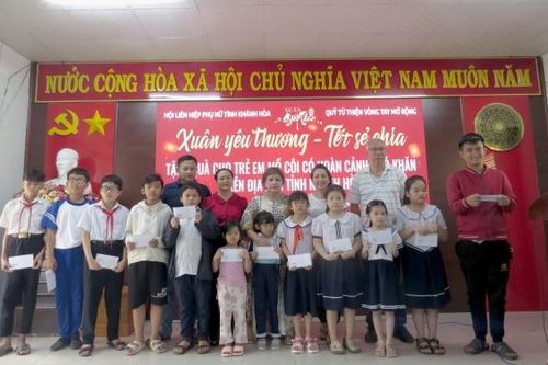 Tặng 100 suất quà cho trẻ em mồ côi có hoàn cảnh khó khăn