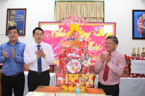 Phó Chủ tịch UBND tỉnh Đinh Văn Thiệu thăm, chúc Tết Câu lạc bộ Hưu trí tỉnh và Làng trẻ SOS Nha Trang