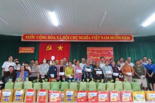 Lữ đoàn 955 trao quà Tết cho người dân có hoàn cảnh khó khăn phường Cam Phúc Nam