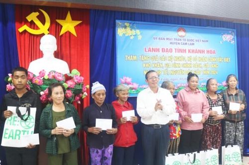 Chủ tịch UBMTTQ Việt Nam tỉnh Trần Ngọc Thanh tặng quà hộ nghèo, hộ đặc biệt khó khăn, gia đình chính sách, già làng huyện Cam Lâm